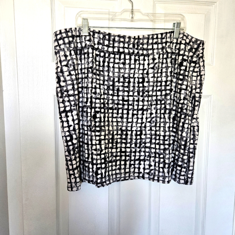 Laura plus size black and white mini skirt